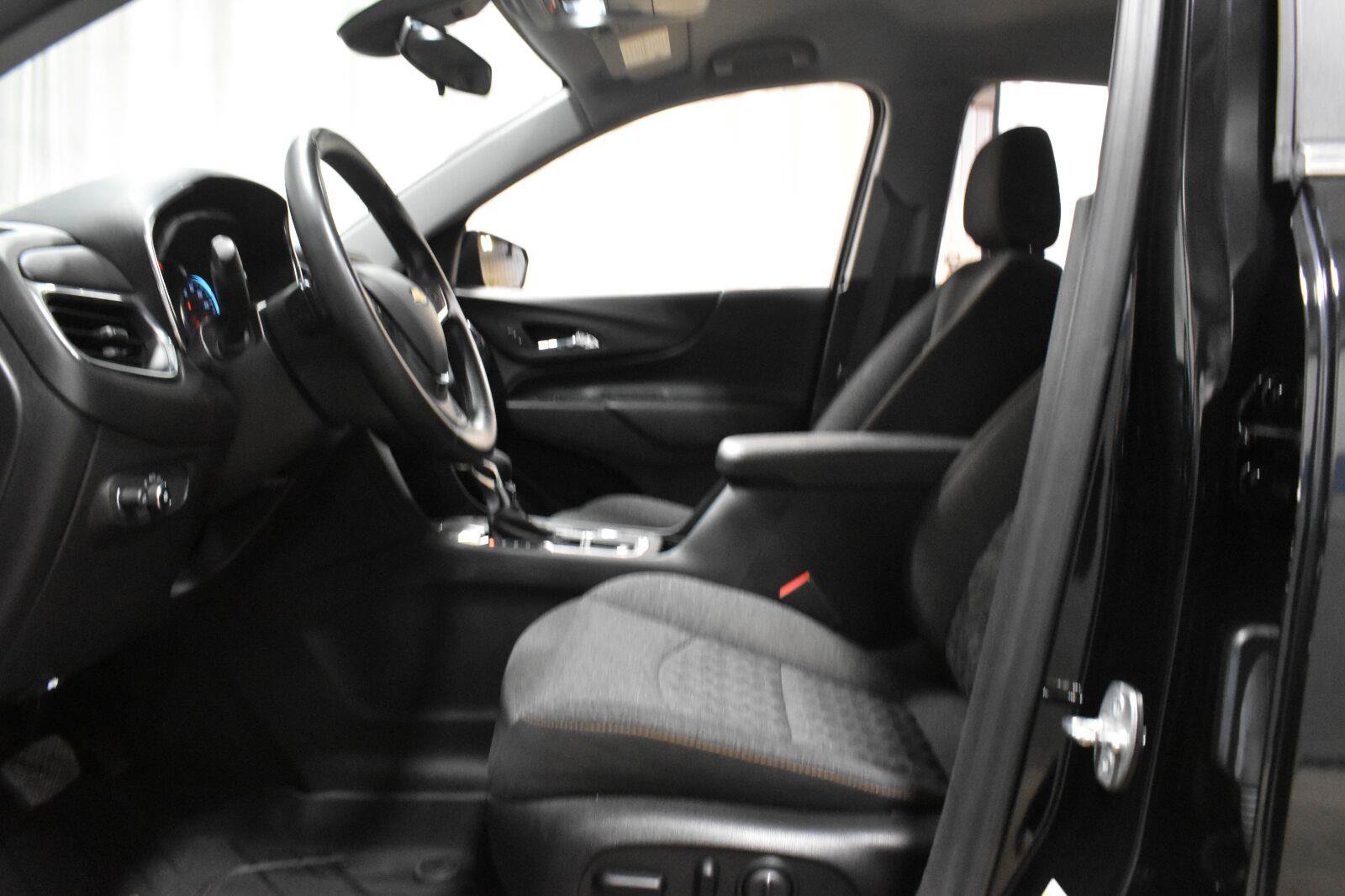 Used 2024 Chevrolet Equinox LT w/ LPO, Floor Liner Package FWD image 3