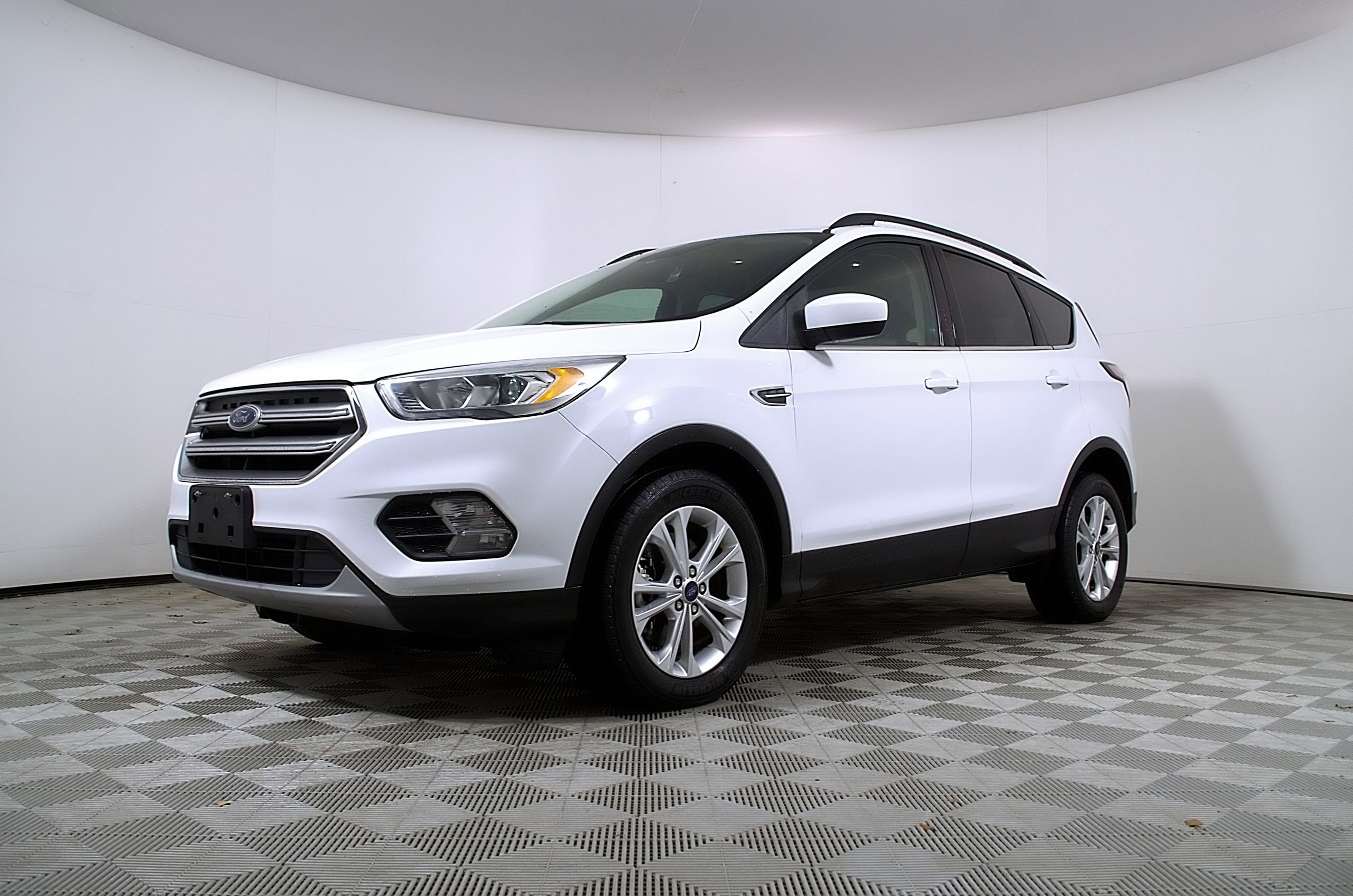 Used 2017 Ford Escape SE w/ Equipment Group 201A FWD image 2