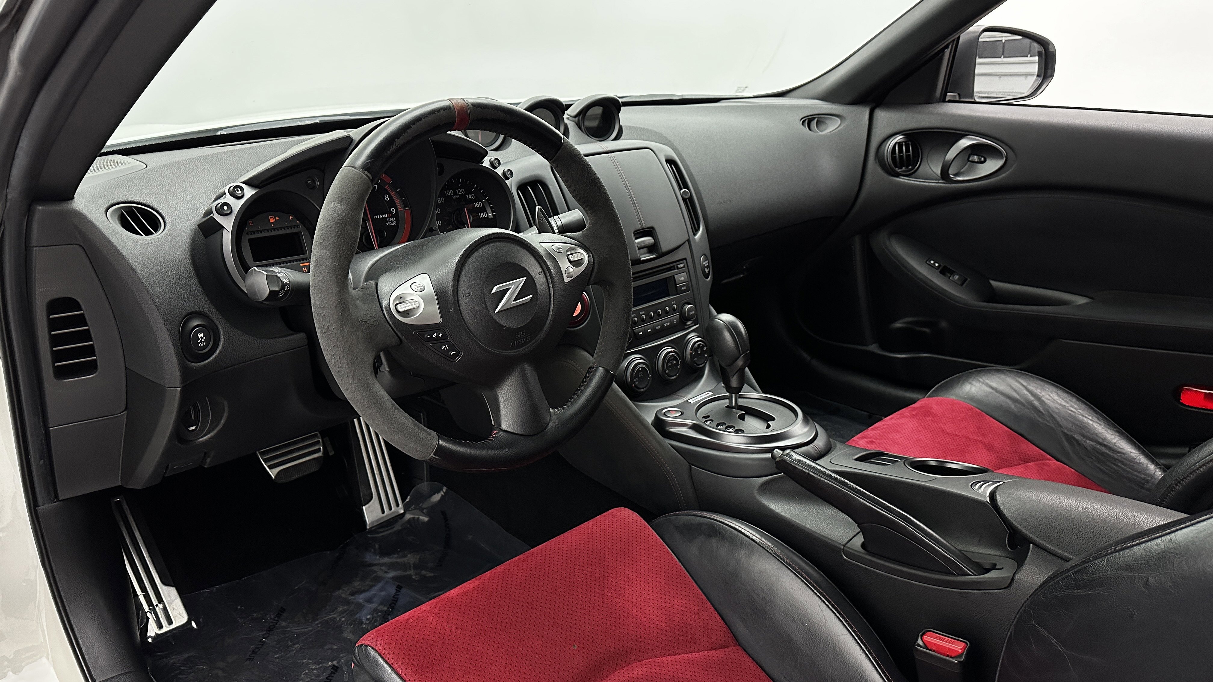 Used 2017 Nissan 370Z NISMO image 13