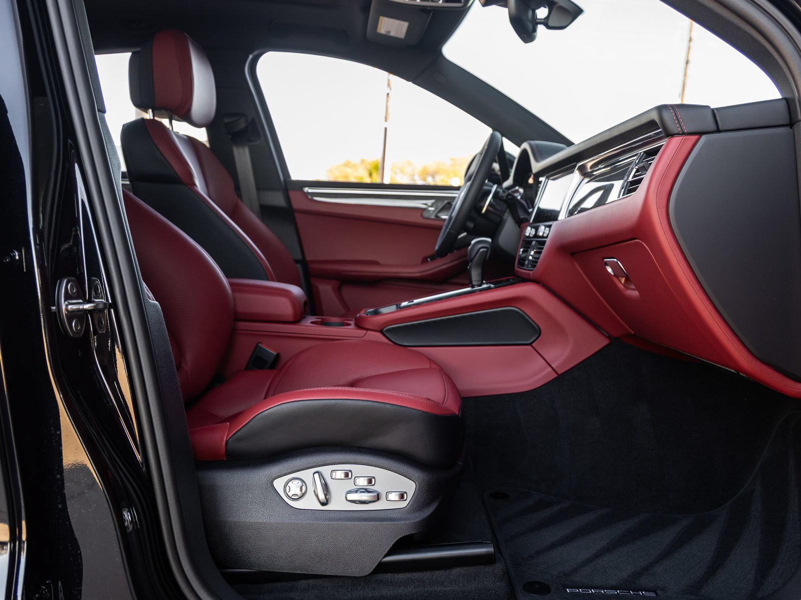 Certified 2026 Porsche Macan S AWD/4WD image 40