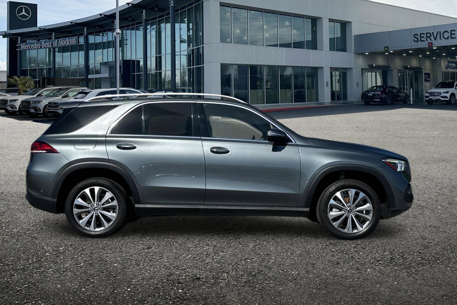 Certified 2022 Mercedes-Benz GLE 350 4MATIC w/ Premium Package image 3
