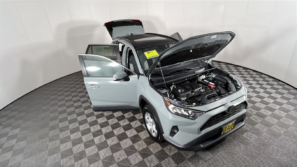 Used 2020 Toyota RAV4 XLE w/ Convenience Package FWD image 14