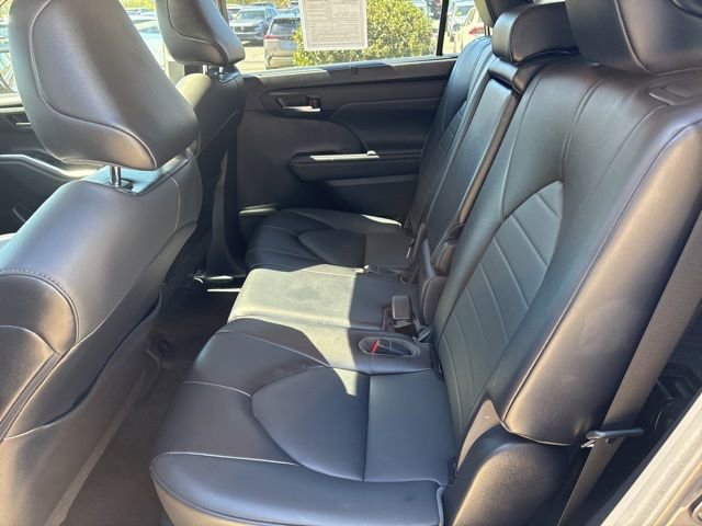 Used 2021 Toyota Highlander XLE AWD/4WD image 29
