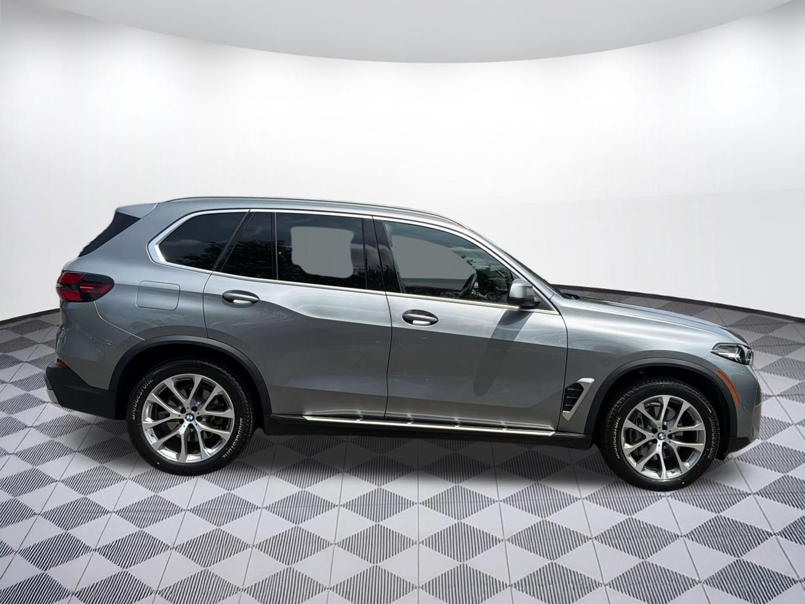 Used 2024 BMW X5 xDrive40i w/ Parking Assistance Package AWD/4WD image 8