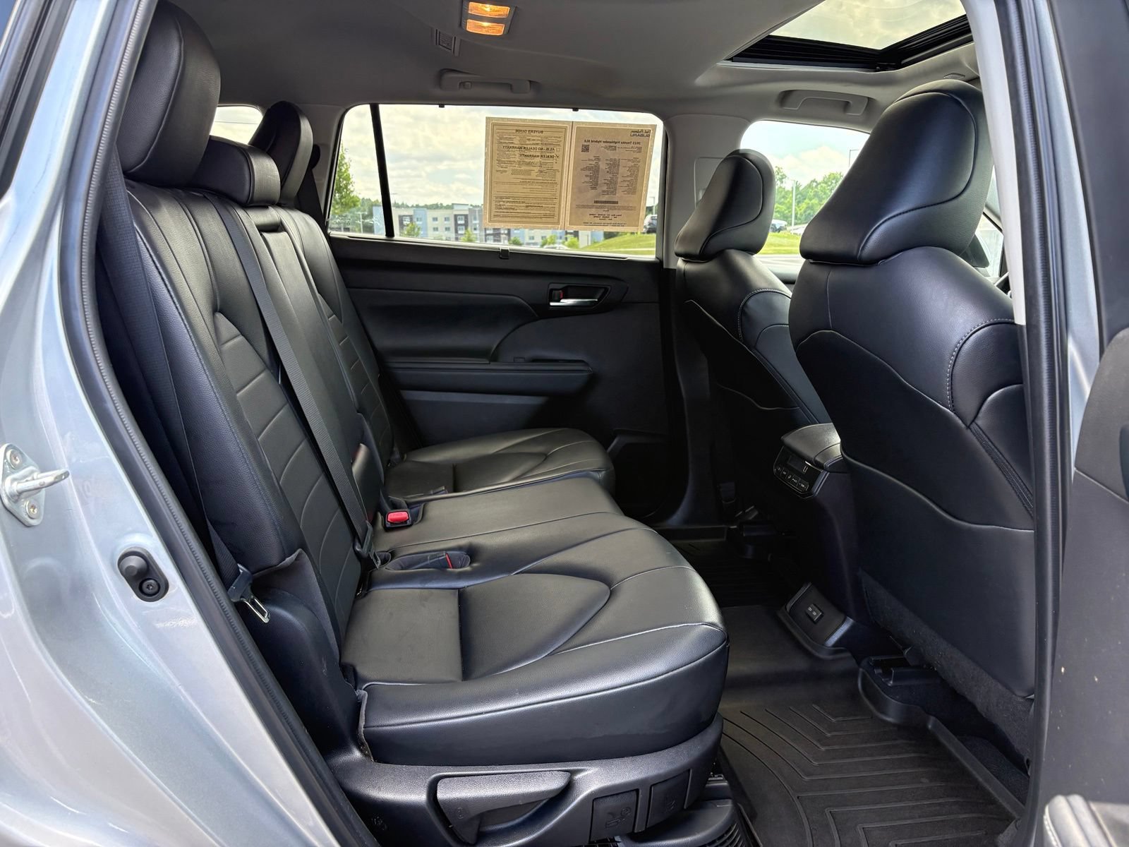 Used 2023 Toyota Highlander XLE AWD/4WD image 30