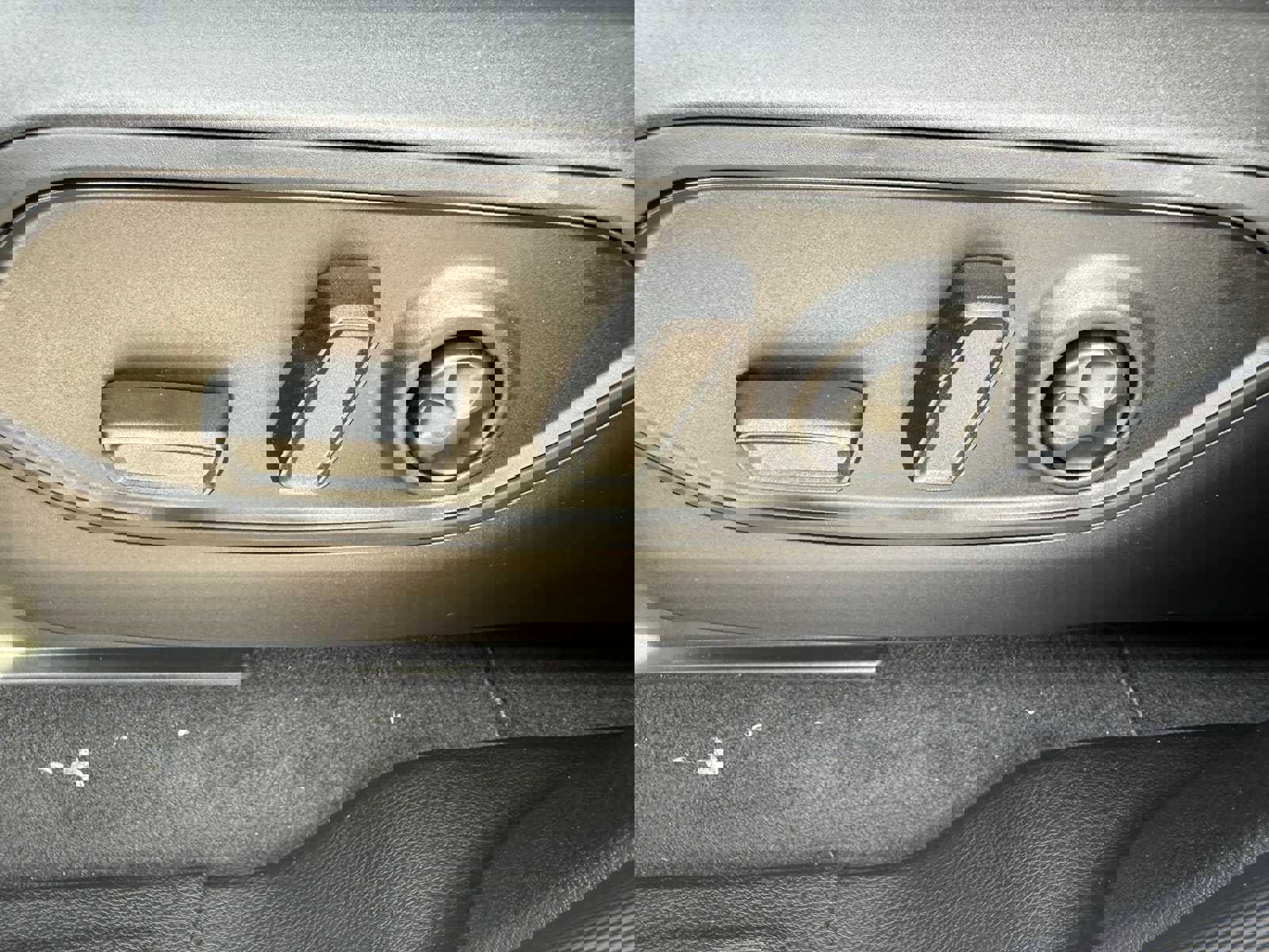 New 2025 Jeep Grand Cherokee Laredo w/ Luxury Tech Group I AWD/4WD image 9