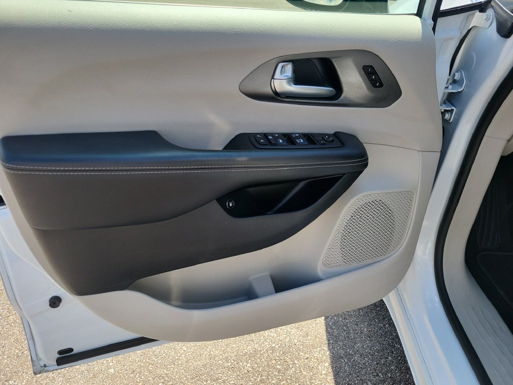 Used 2024 Chrysler Pacifica Limited FWD image 21