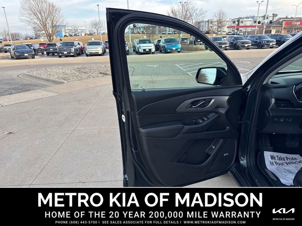 Used 2020 Chevrolet Traverse LT w/ LT Premium Package image 11