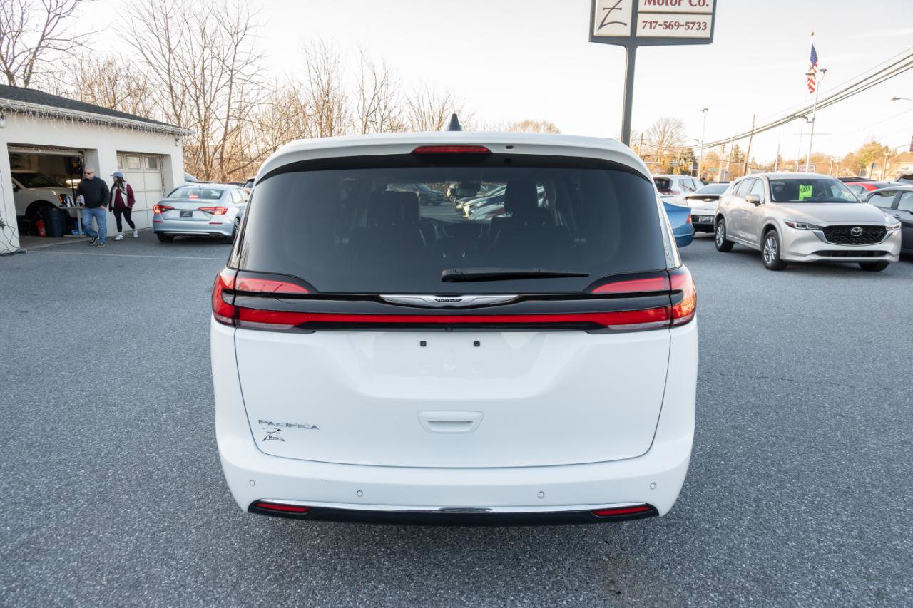 Used 2024 Chrysler Pacifica Touring-L image 9