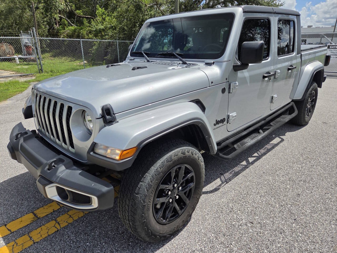 Used 2023 Jeep Gladiator Sport AWD/4WD image 9