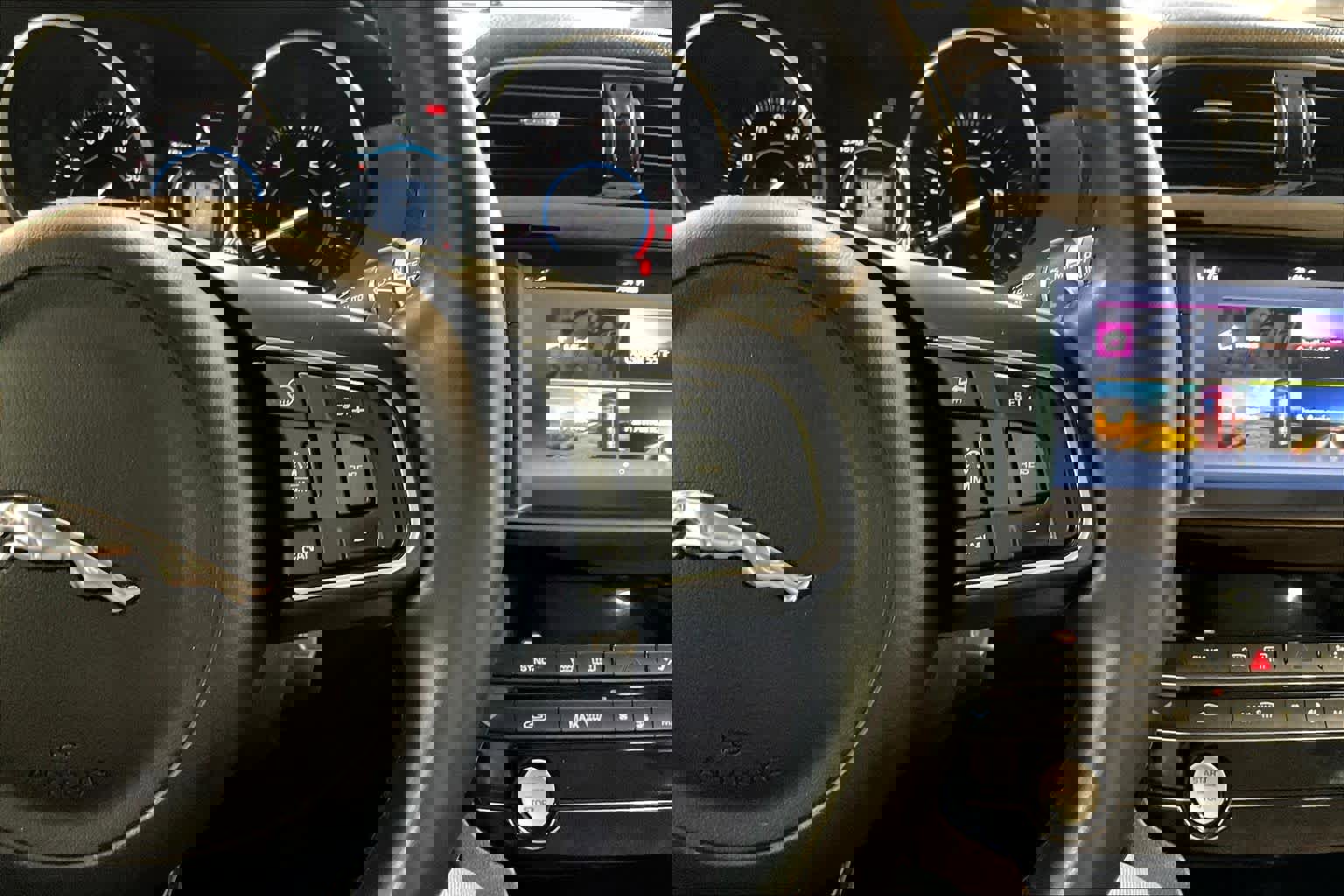 Used 2017 Jaguar F-PACE Premium image 24