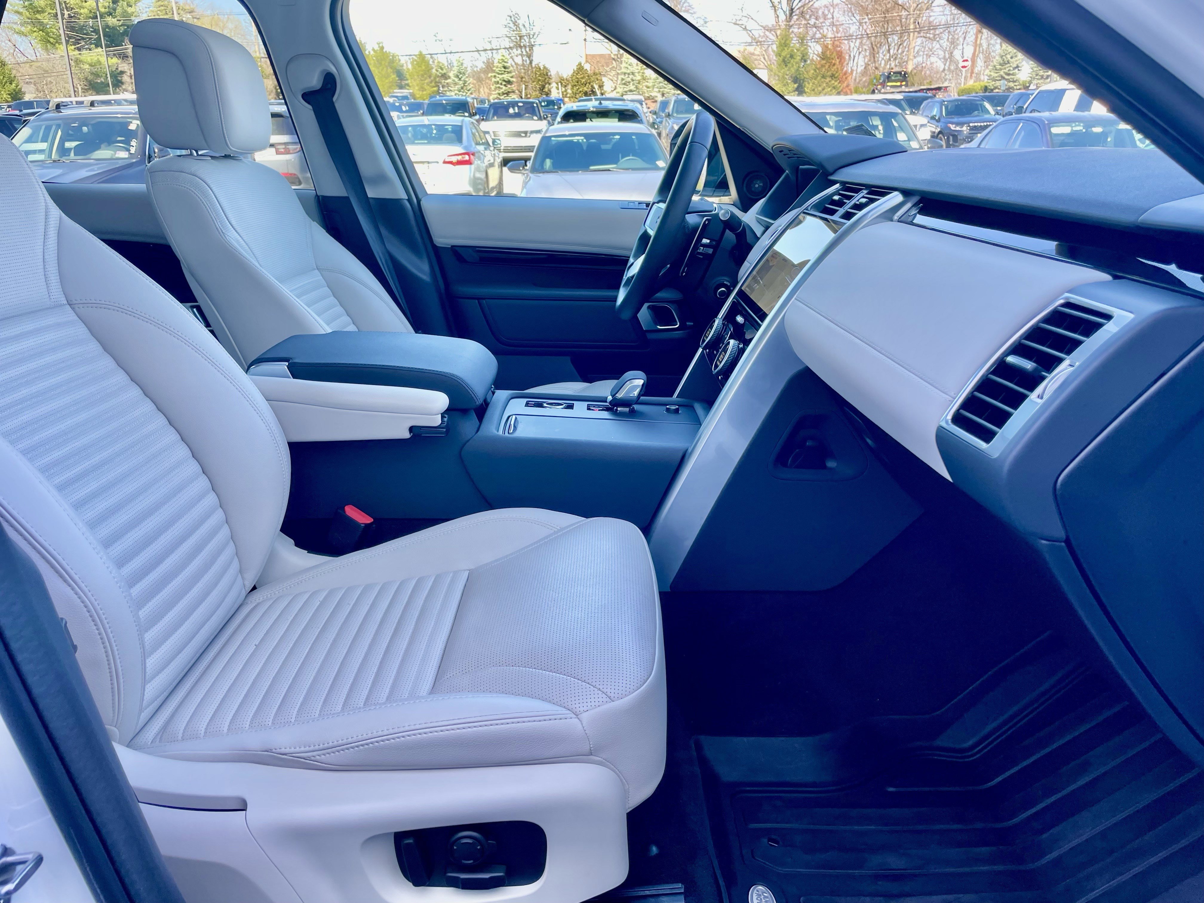 Certified 2024 Land Rover Discovery S image 15