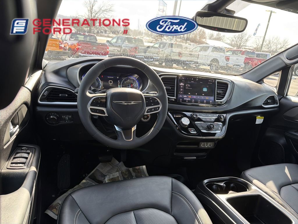 Used 2025 Chrysler Voyager LX FWD image 12