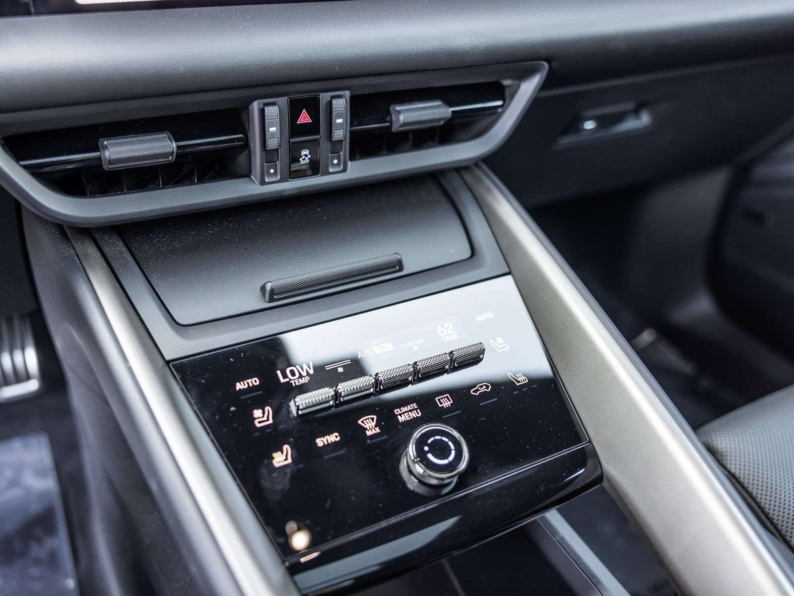 Certified 2025 Porsche Macan Turbo Electric AWD/4WD image 20