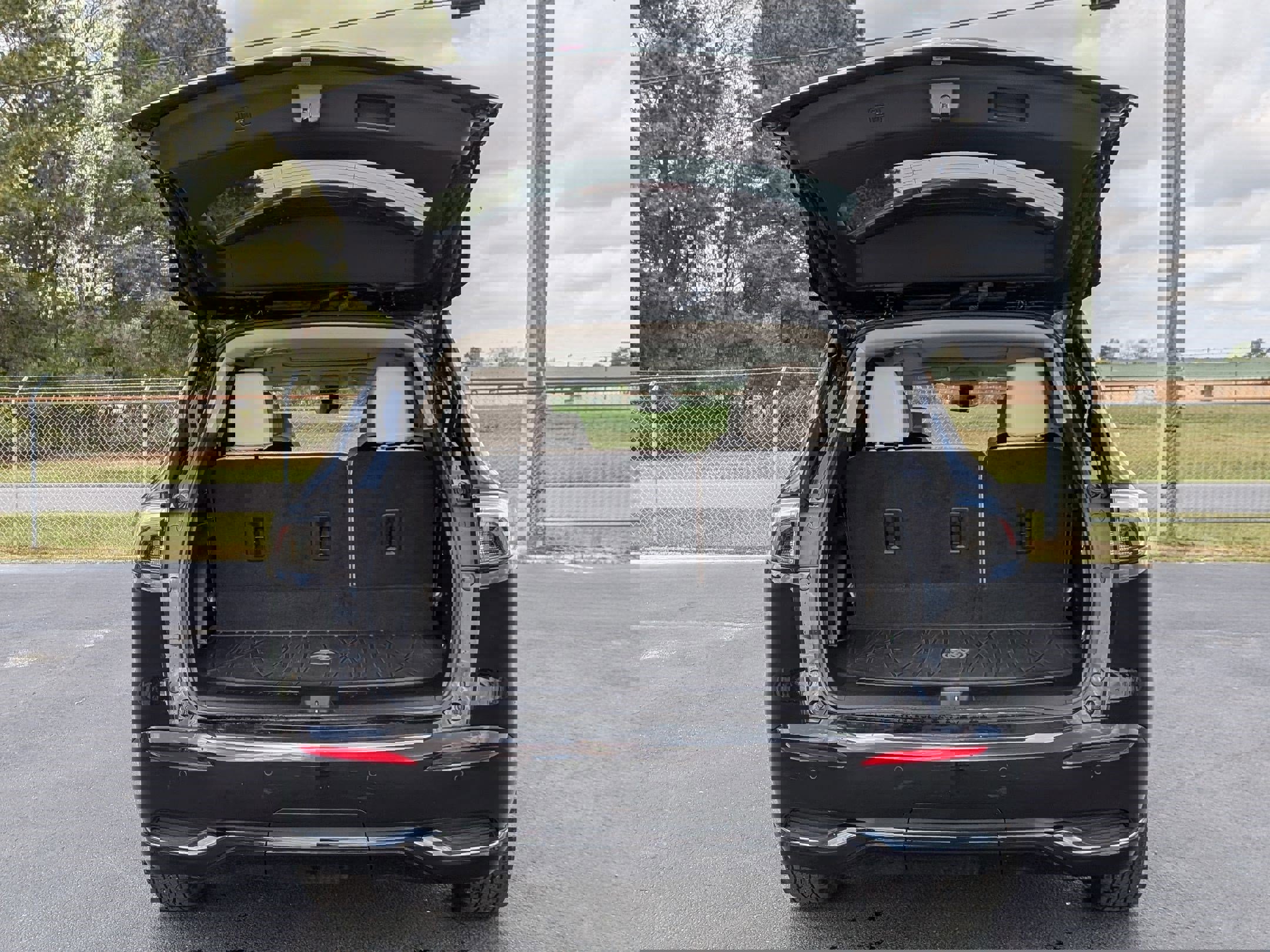 Used 2023 Buick Enclave Avenir w/ Avenir Technology Package image 32