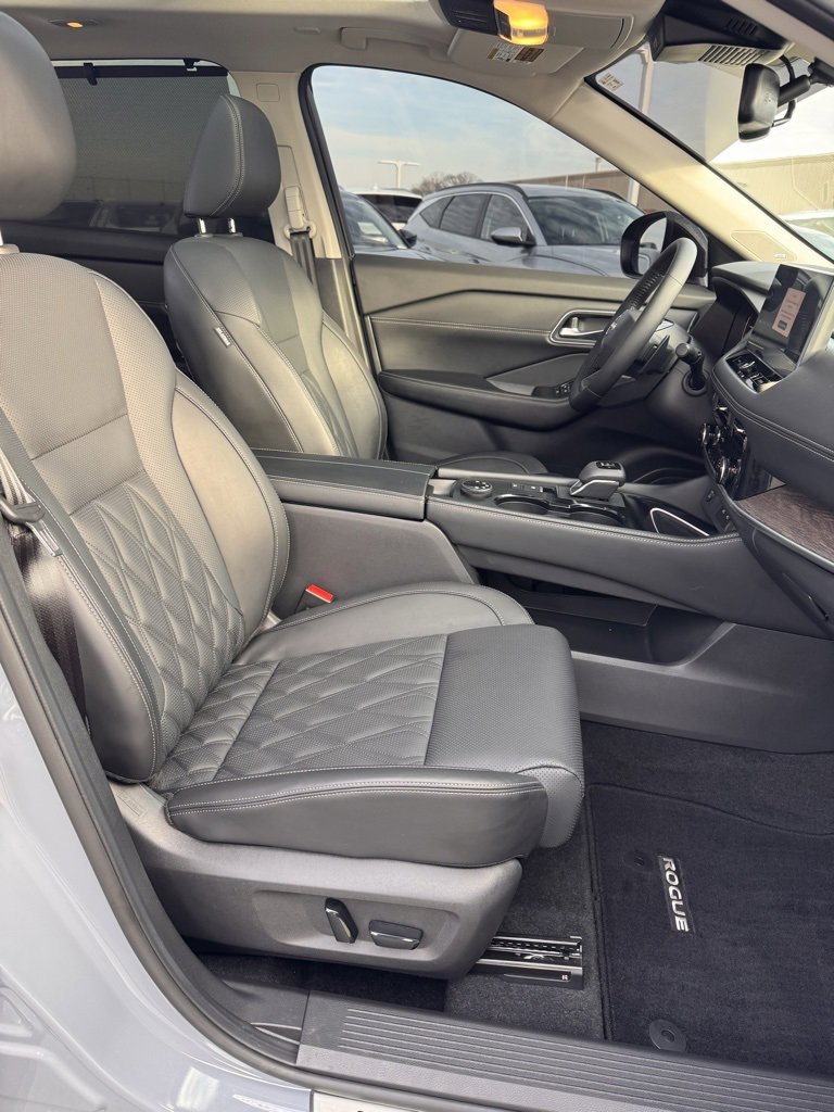 Used 2025 Nissan Rogue Platinum w/ Platinum Premium Package image 12
