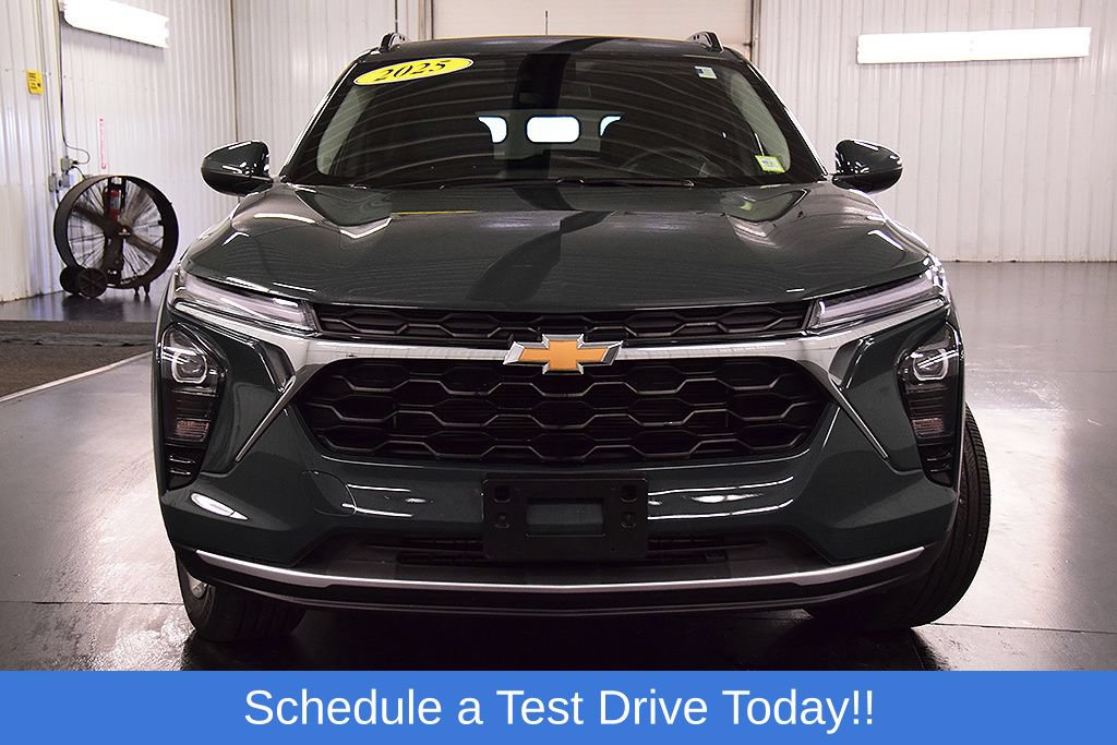 Used 2025 Chevrolet Trax LT w/ Driver Confidence Package FWD image 2