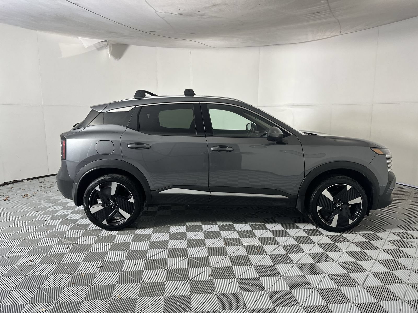 Certified 2025 Nissan Kicks SR FWD image 9