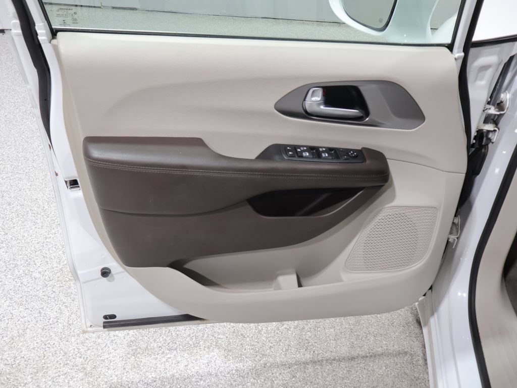 Used 2018 Chrysler Pacifica Touring-L Plus FWD image 13