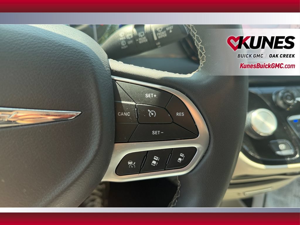 Used 2023 Chrysler Pacifica Touring-L FWD image 18