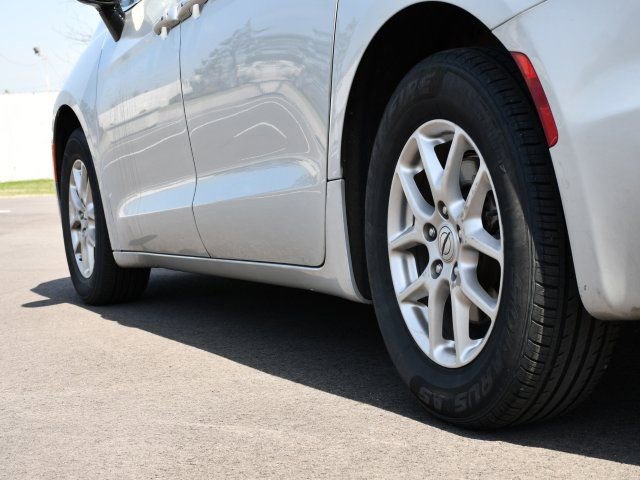 Used 2024 Chrysler Pacifica Touring-L image 9