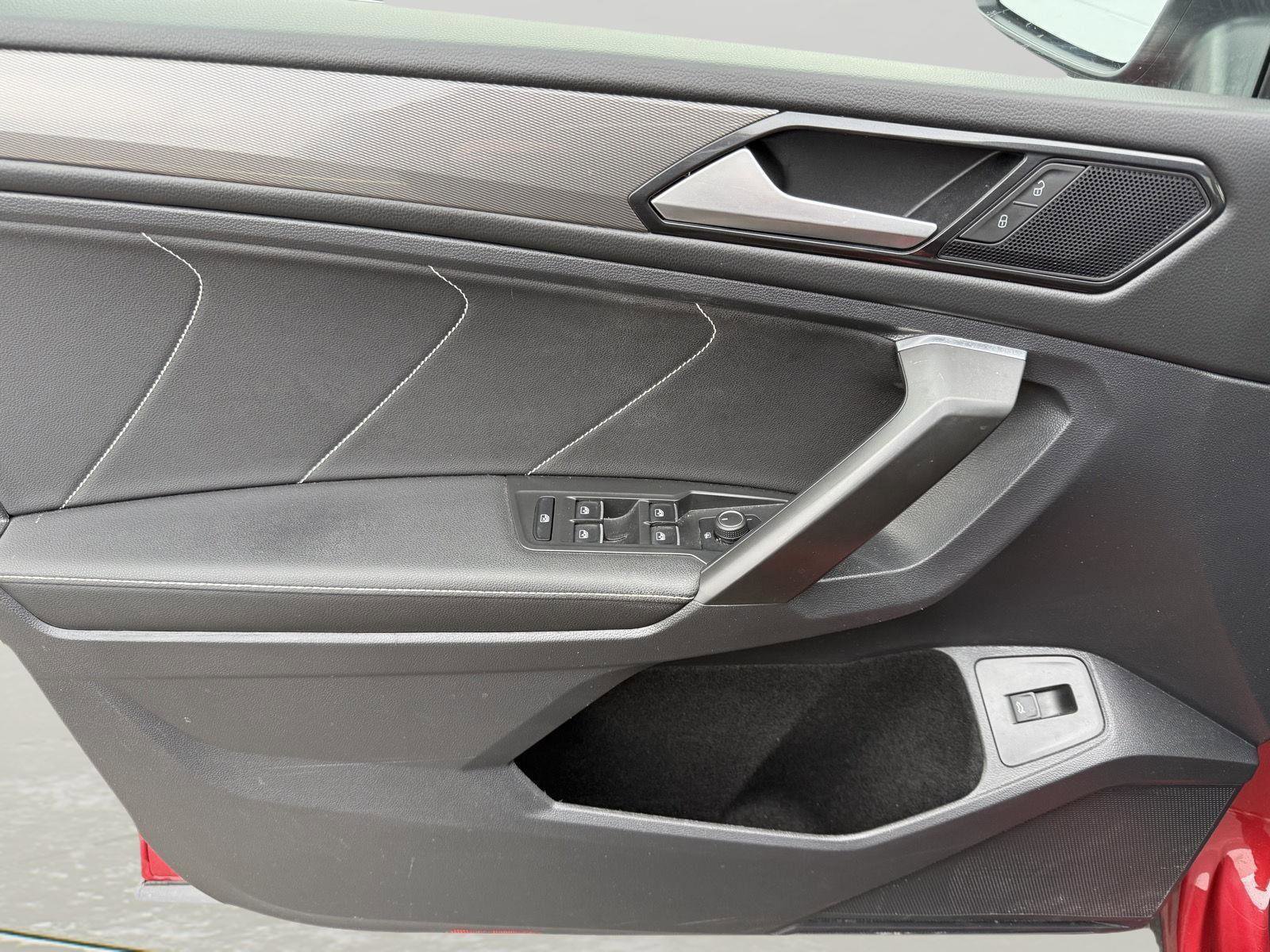 Used 2022 Volkswagen Tiguan SE AWD/4WD image 9