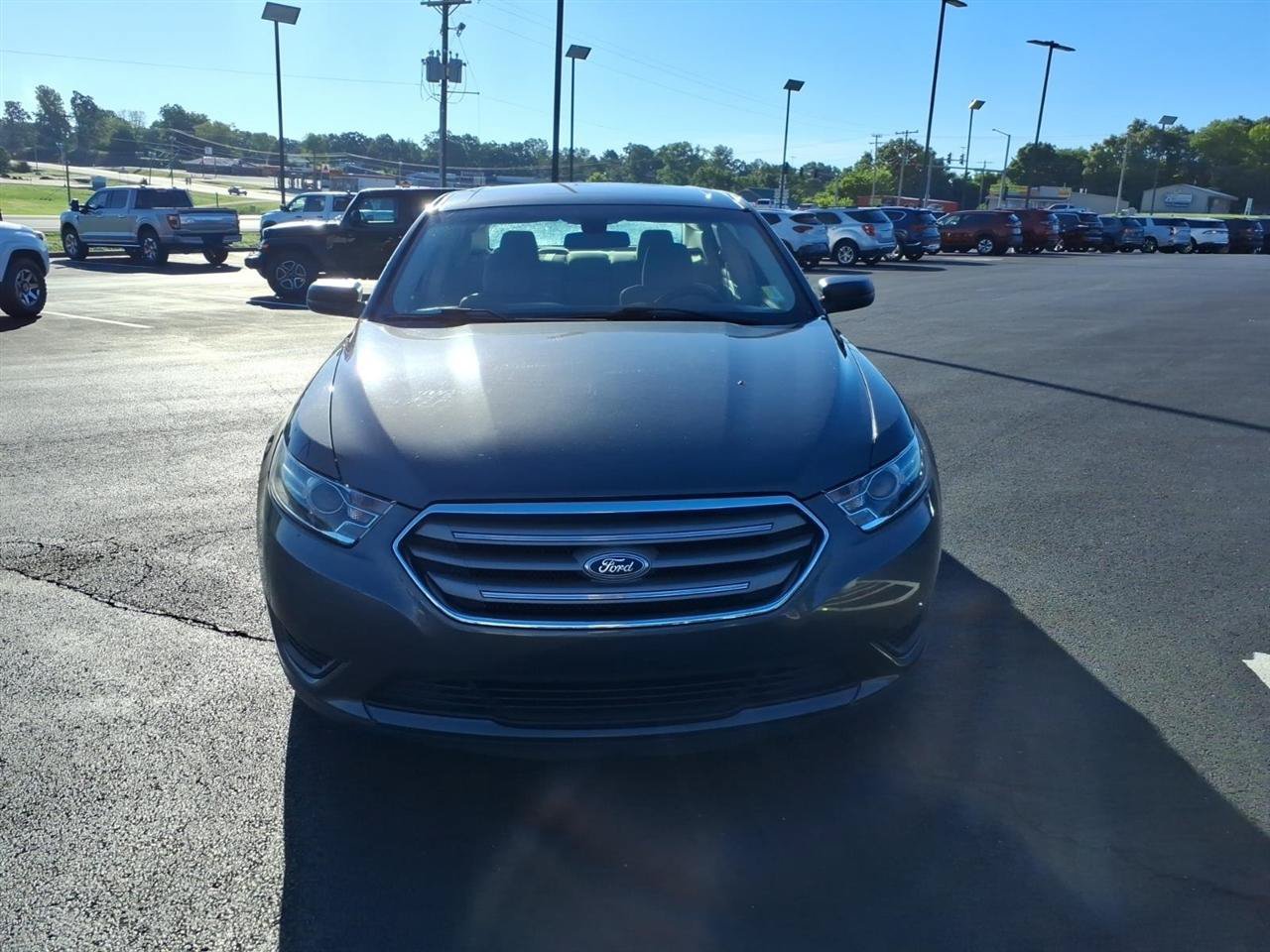 Used 2016 Ford Taurus SE FWD video 2