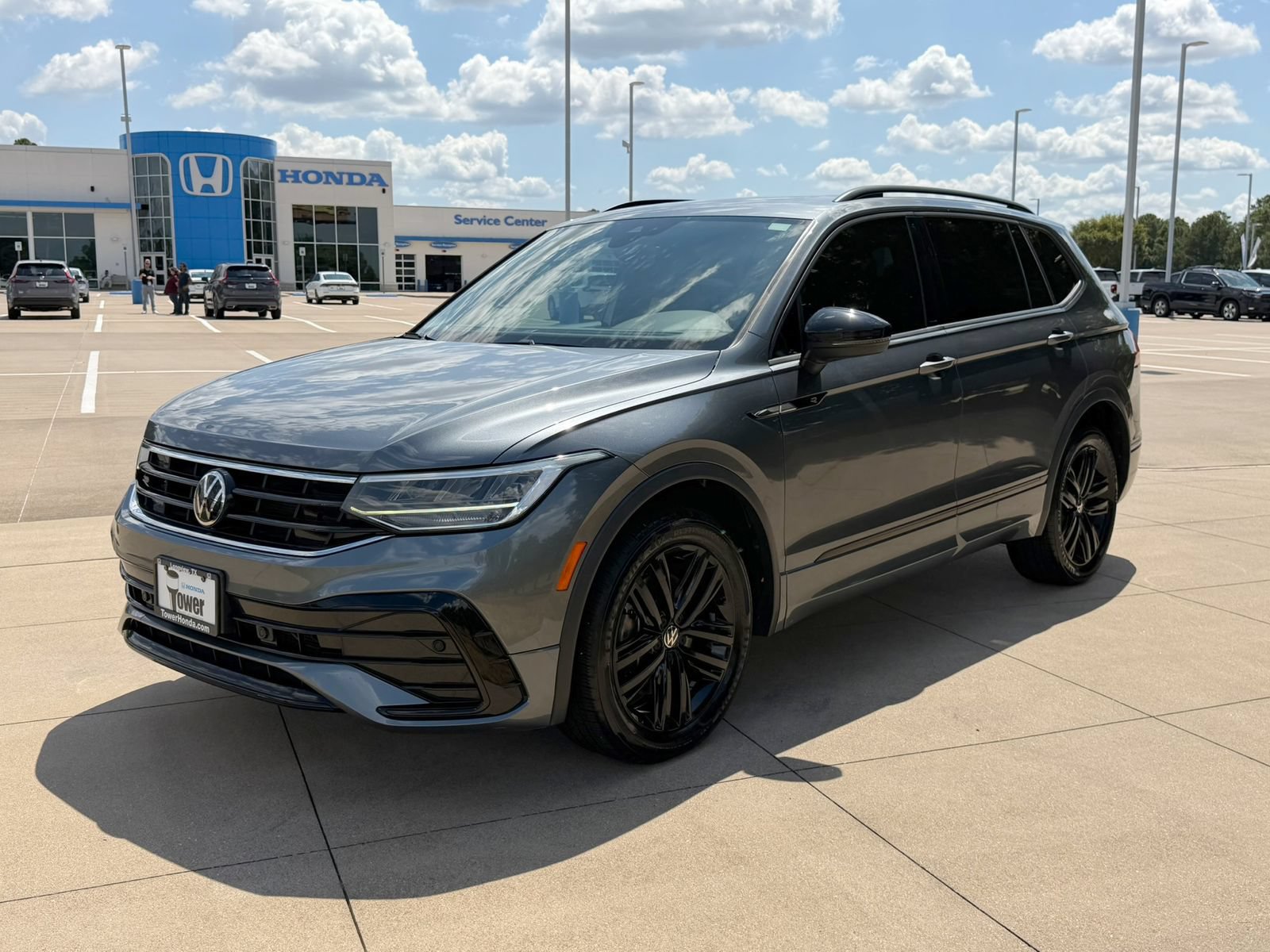 Used 2022 Volkswagen Tiguan SE R-Line FWD image 3