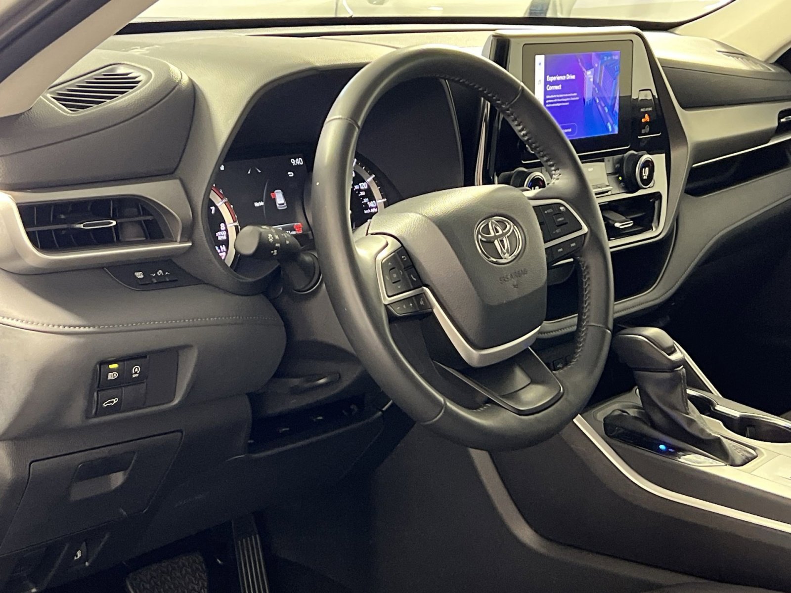 Used 2025 Toyota Highlander LE FWD image 17