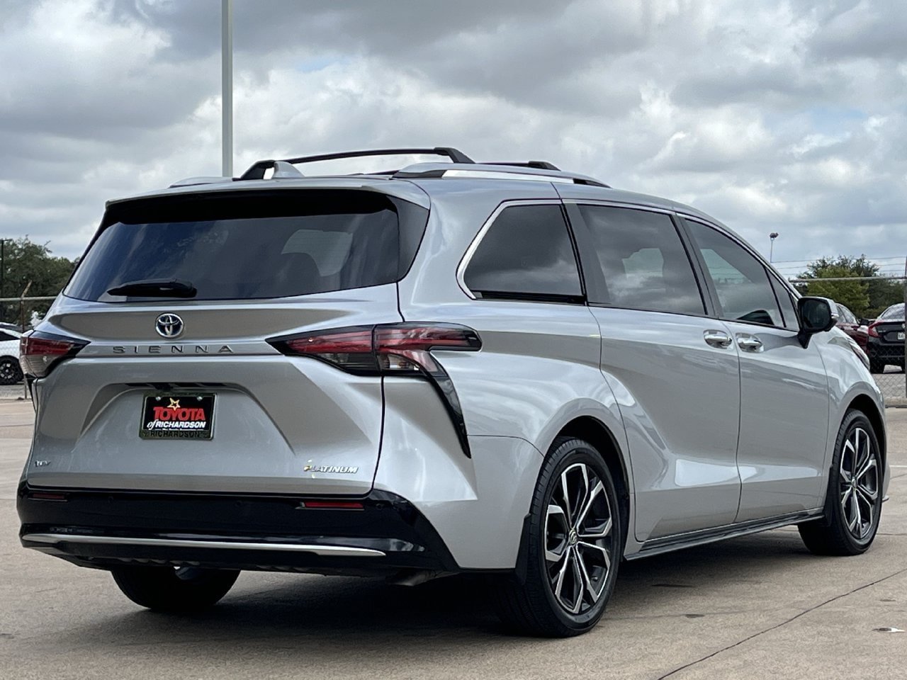 Used 2025 Toyota Sienna Platinum FWD image 4