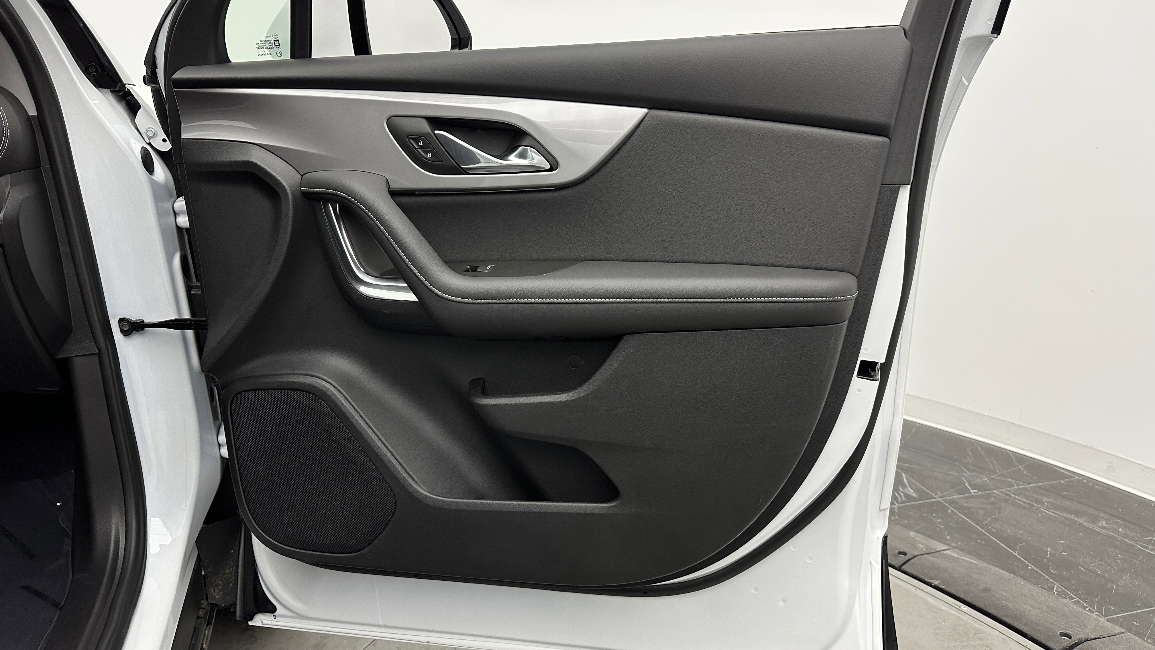 Used 2025 Chevrolet Blazer LT image 32