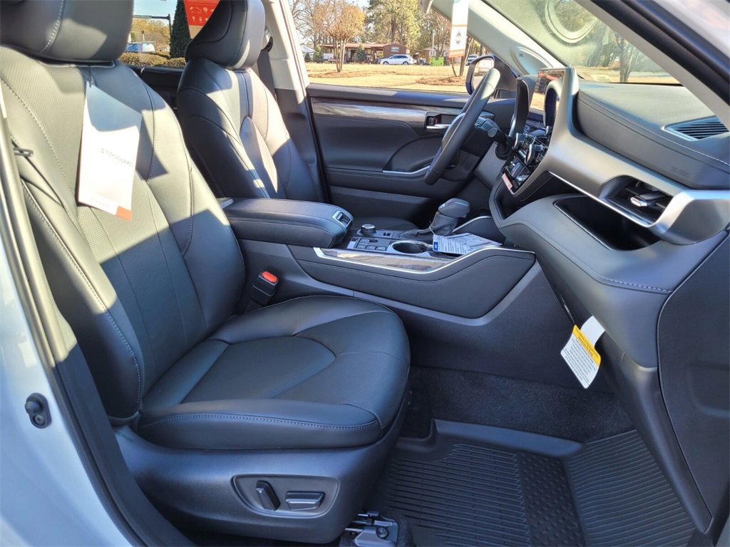 New 2026 Toyota Highlander Limited image 15