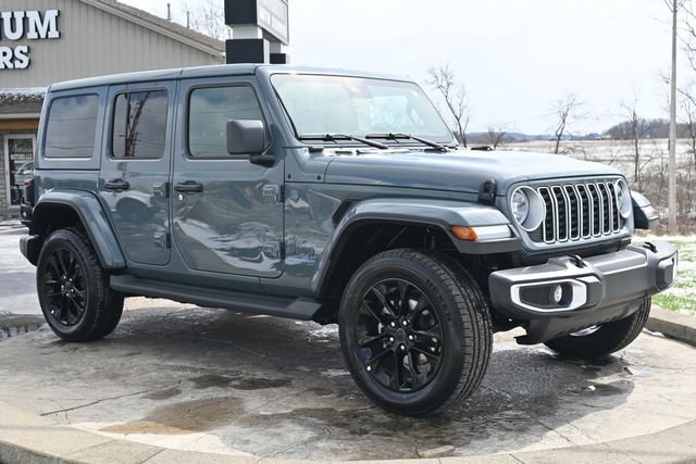Used 2025 Jeep Wrangler Sahara image 3