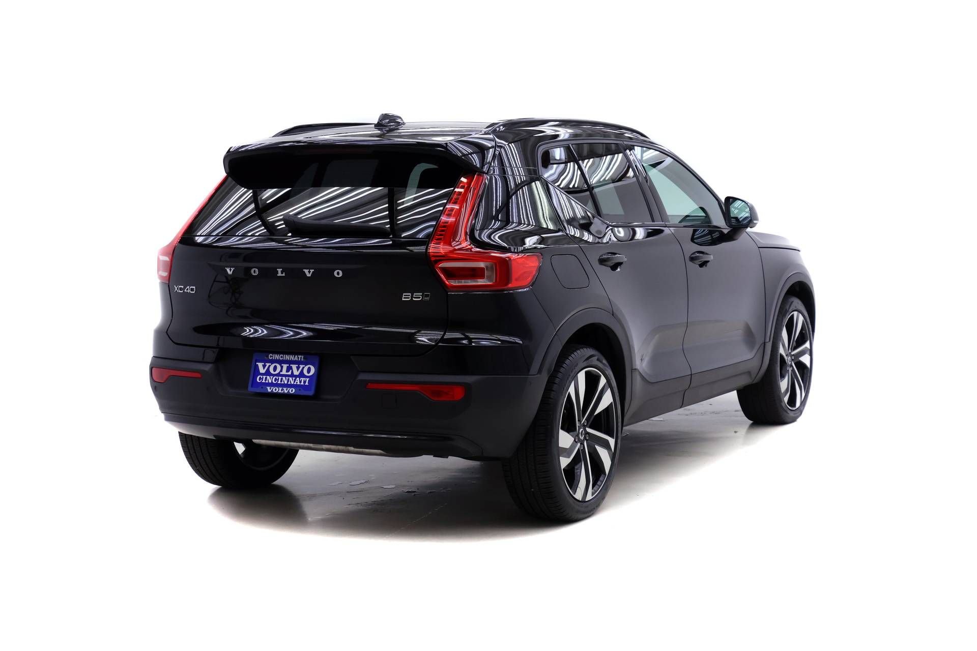 Certified 2024 Volvo XC40 B5 Plus w/ Climate Package AWD/4WD image 4