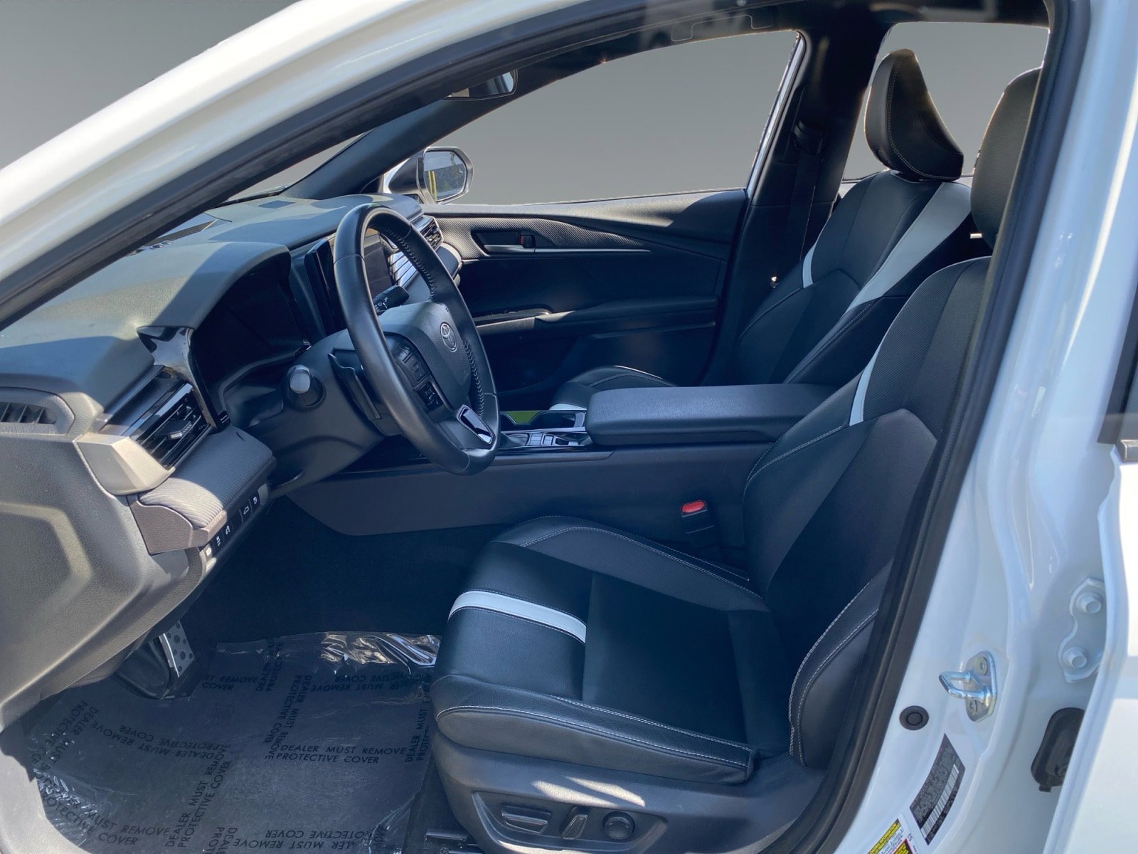 Used 2025 Toyota Camry SE FWD image 9