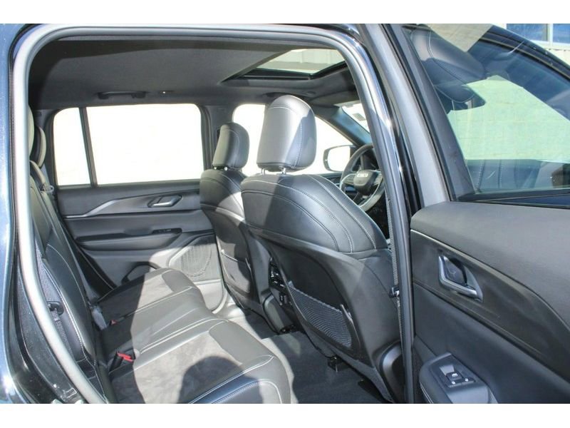 Used 2023 Jeep Grand Cherokee Altitude image 12