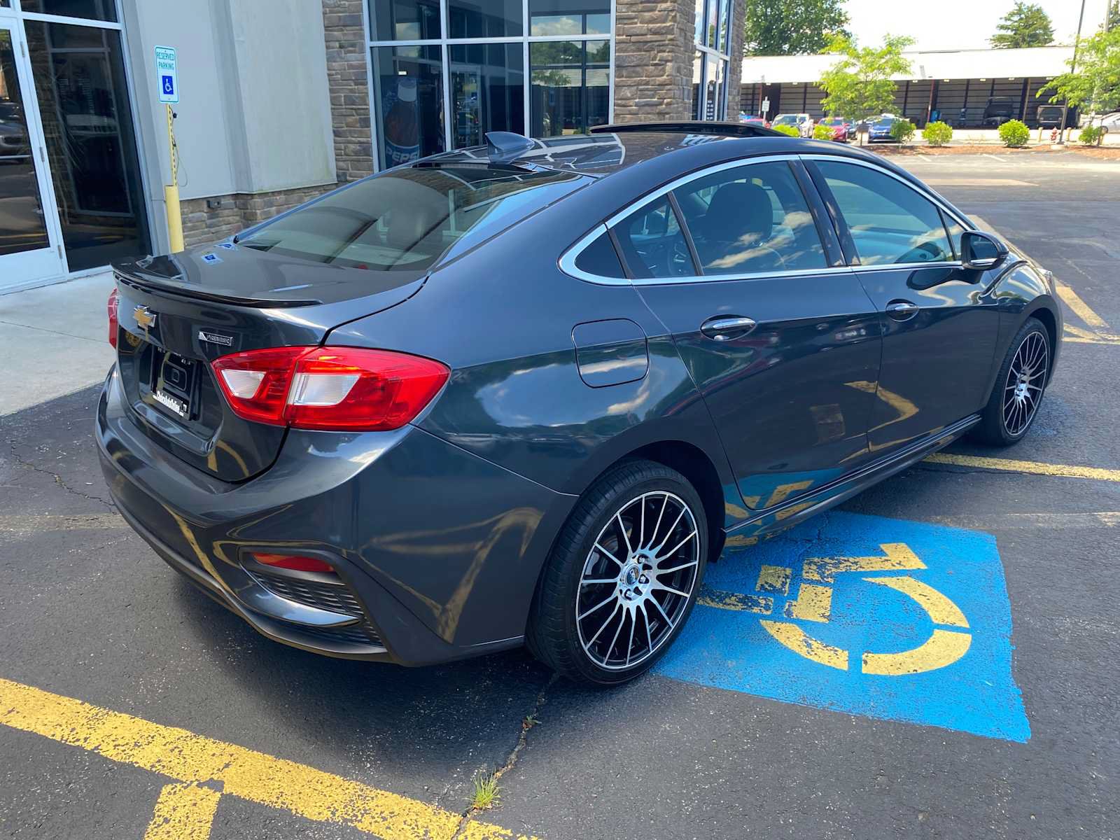 Used 2017 Chevrolet Cruze Premier FWD image 4