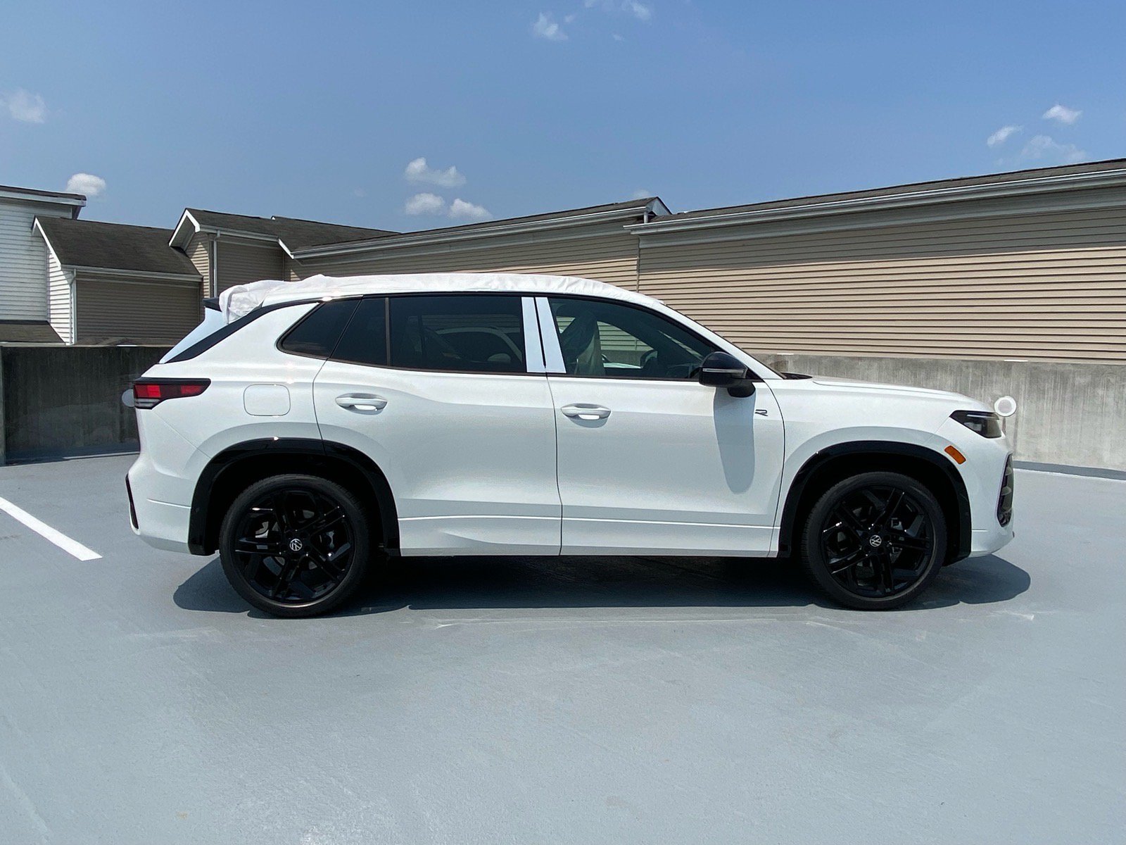 New 2026 Volkswagen Tiguan SE R-Line FWD image 2