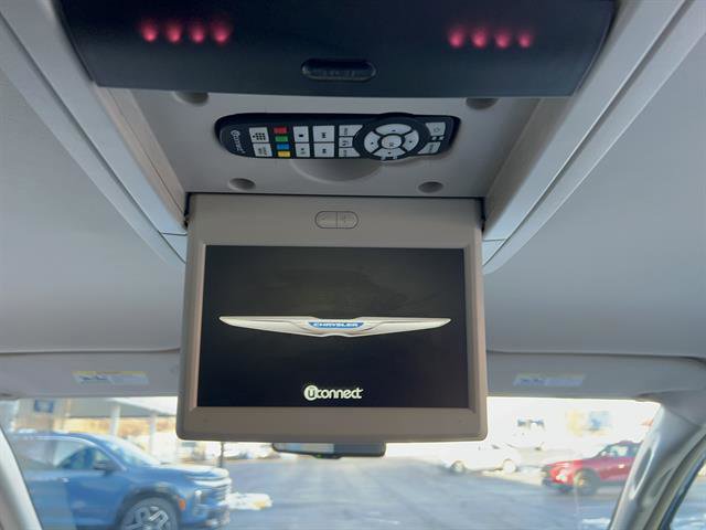 Used 2013 Chrysler Town & Country Touring image 26