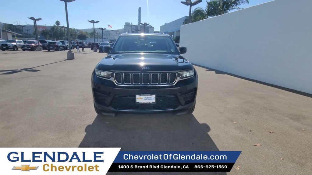 Used 2023 Jeep Grand Cherokee Laredo AWD/4WD image 3
