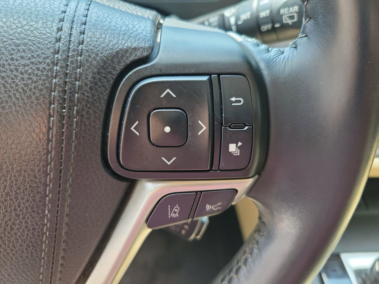 Used 2017 Toyota Highlander XLE image 21