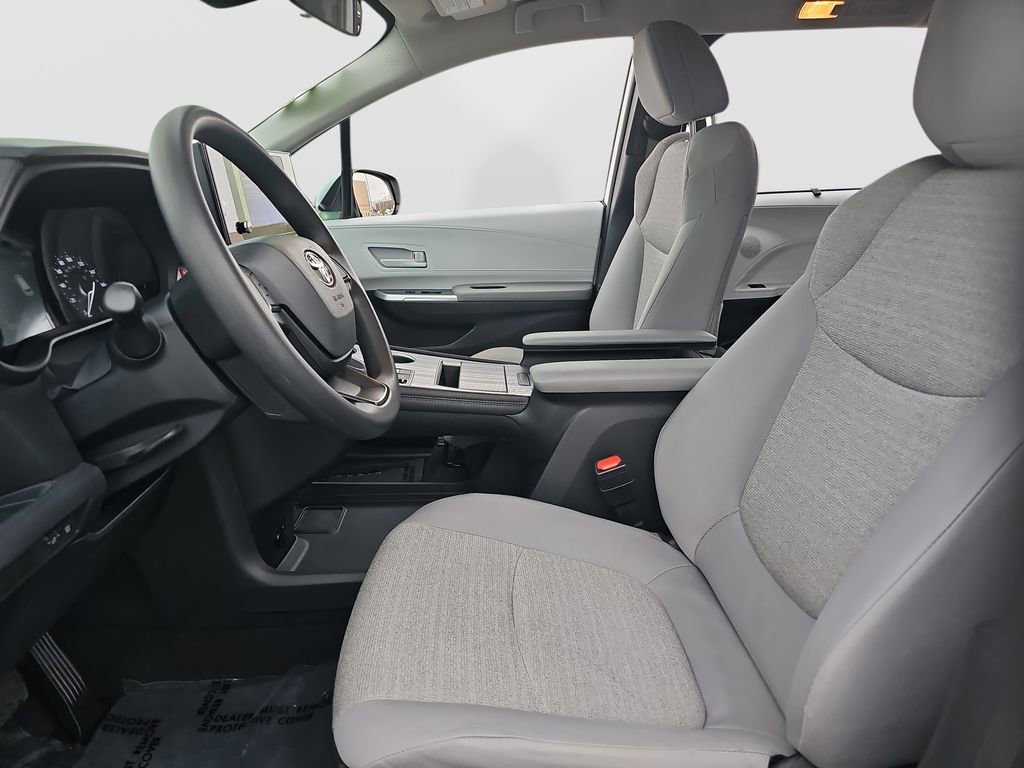 Certified 2025 Toyota Sienna LE image 16