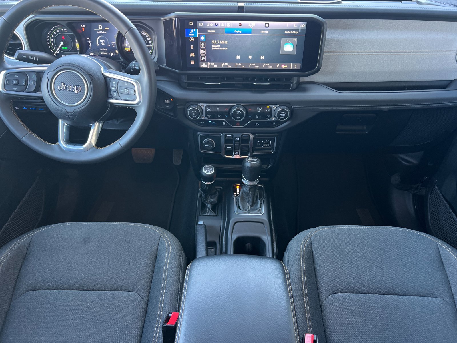 Used 2024 Jeep Wrangler Unlimited Sahara AWD/4WD image 13
