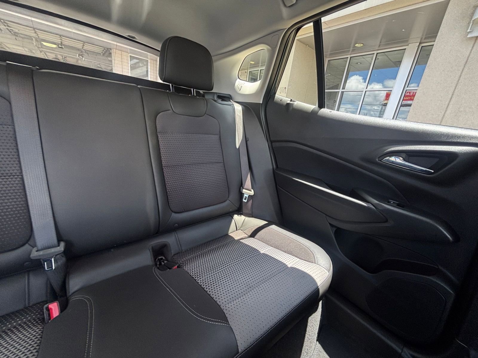 Used 2025 Chevrolet Trax LT FWD image 37