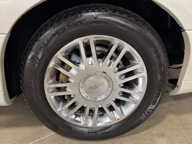 Used 2006 Lincoln Town Car Designer Series RWD image 37