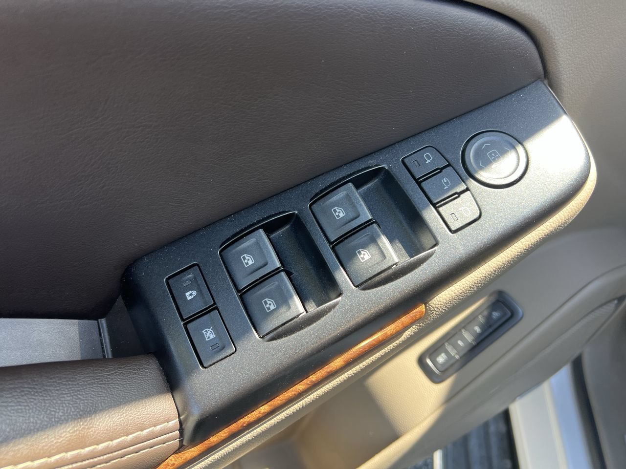 Used 2018 Chevrolet Suburban Premier AWD/4WD image 15