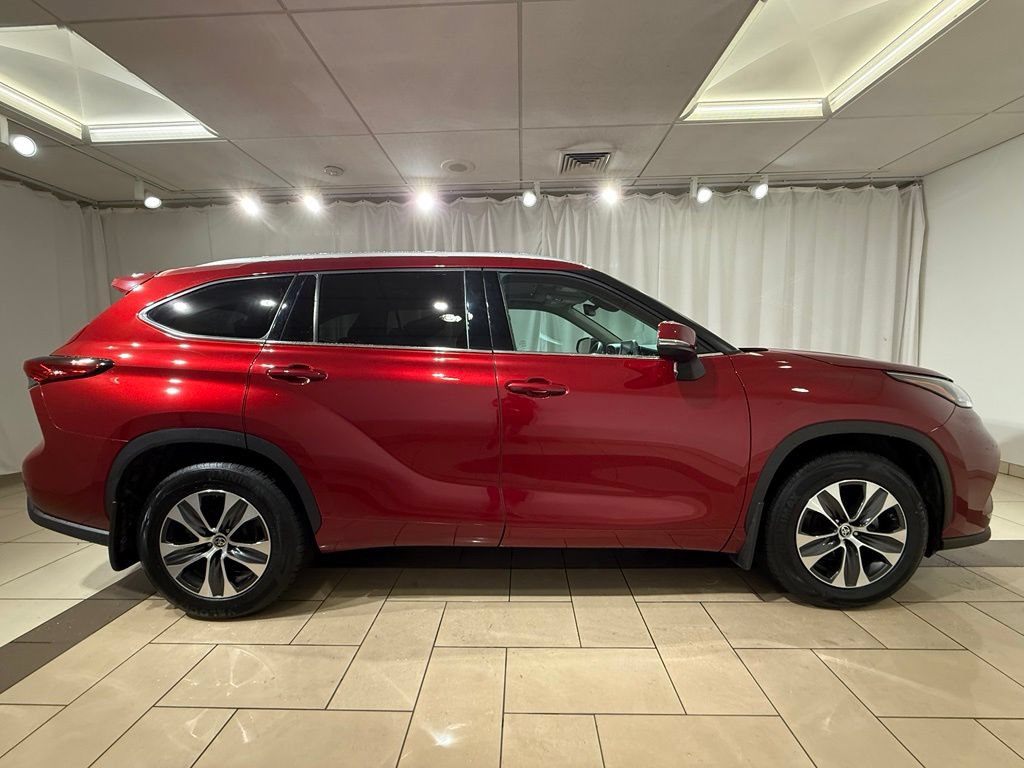 Used 2022 Toyota Highlander XLE AWD/4WD image 6