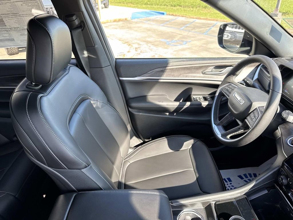 New 2025 Jeep Grand Cherokee Limited w/ Black Appearance Package image 21