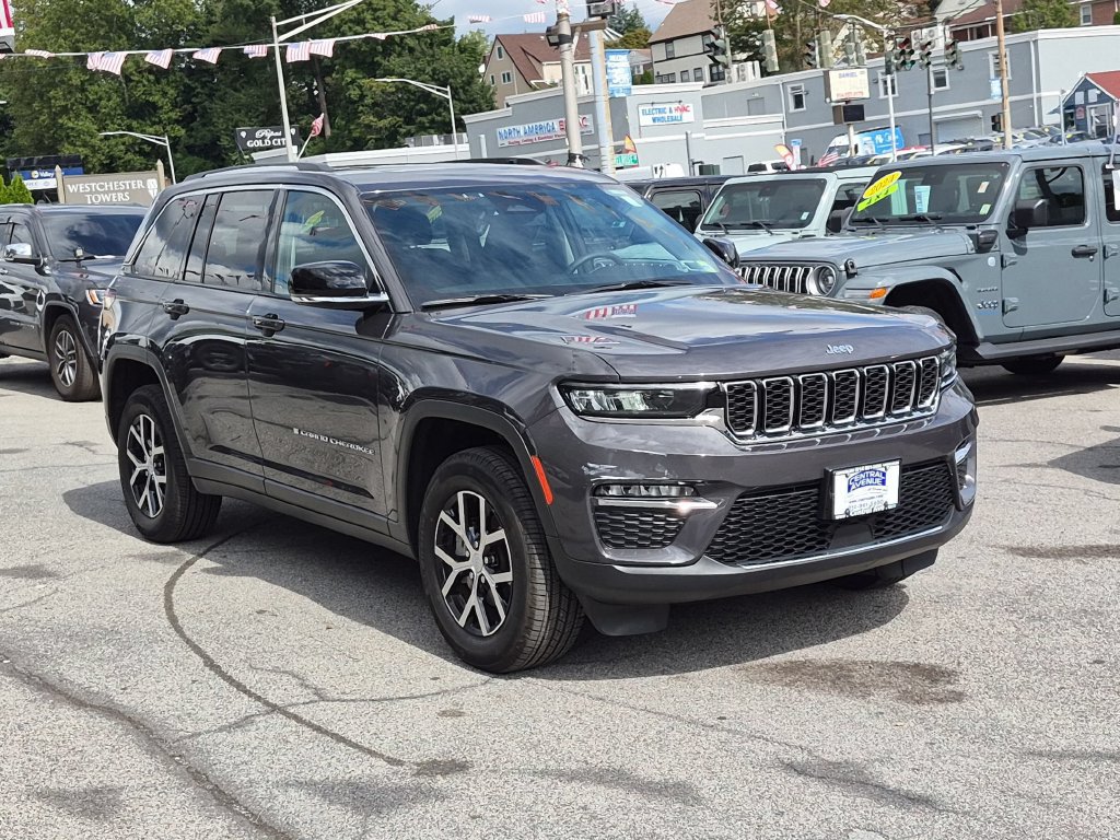 Used 2023 Jeep Grand Cherokee Limited AWD/4WD image 3