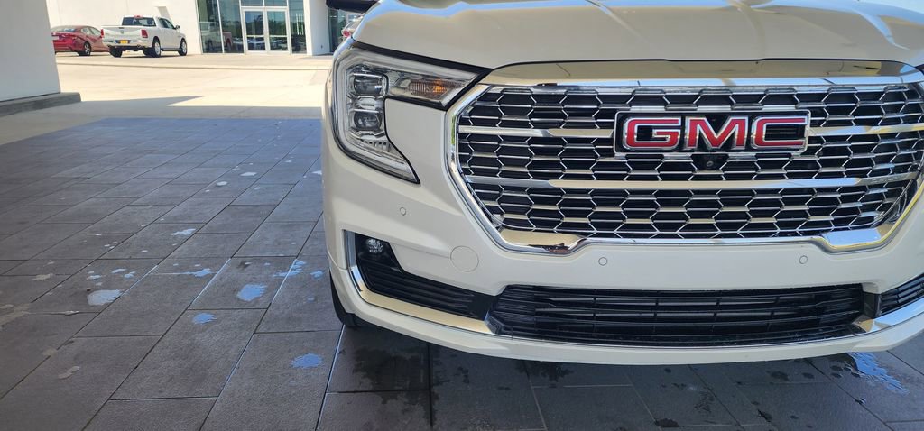 Used 2024 GMC Terrain Denali w/ Denali Premium Package AWD/4WD image 4